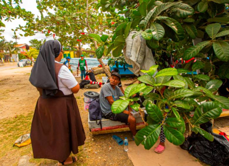 Las hermanas Franciscanas, las Juanistas y las Dominicas ayudan a los migrantes en Necoclí desde 2021. FOTO WILLIAM SANTAMARÍA