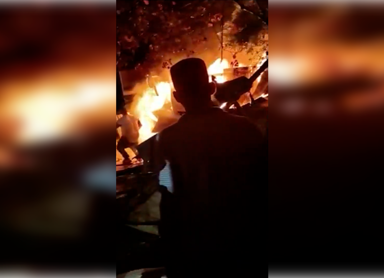 La conflagración ocurrió en la comuna 3 (Manrique) hacia las 8 de la noche del pasado domingo 23 de abril. FOTO: CORTESÍA TELEANTIOQUIA NOTICIAS