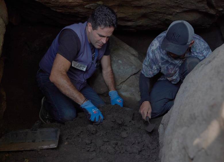 Pablo Aristizábal y Llor Tamayo durante la extracción de las piezas. FOTO cortesía 