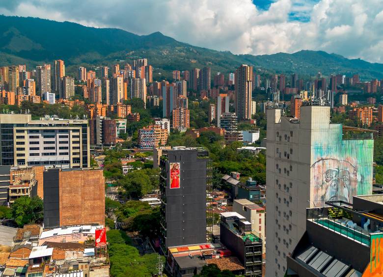 La capital paisa vio cómo la desocupación cayó del 7,9% al 6,7% entre agosto y octubre de este año, hecho que explica en gran medida la fuerza del mercado laboral y el aumento de los ingresos per cápita. FOTO CAMILO SUÁREZ