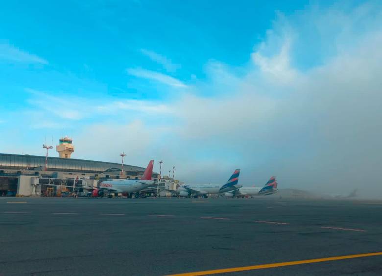 Así luce el aeropuerto José María Córdova, de Rionegro, a esta hora de la mañana, por lo que se han cancelado vuelos, principalmente de despegue. FOTO: Cortesía