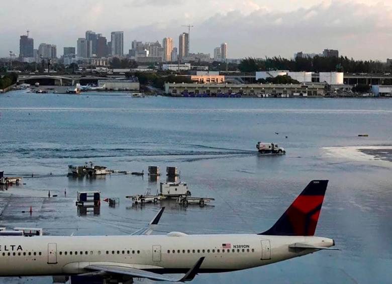 El aeropuerto de Fort Lauderdale sufrió inundaciones tras los torrenciales que han caído en los últimos días. FOTO: TOMADA DE TWITTER @hn_spotters