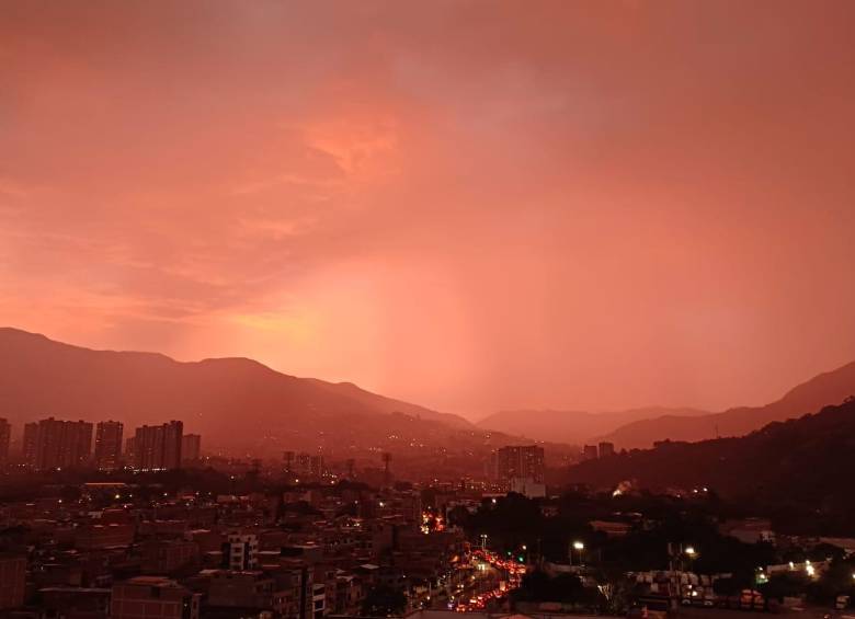 Así fue el atardecer en el Valle de Aburrá este miércoles, 12 de febrero de 2025. FOTO: Juan Antonio Sánchez