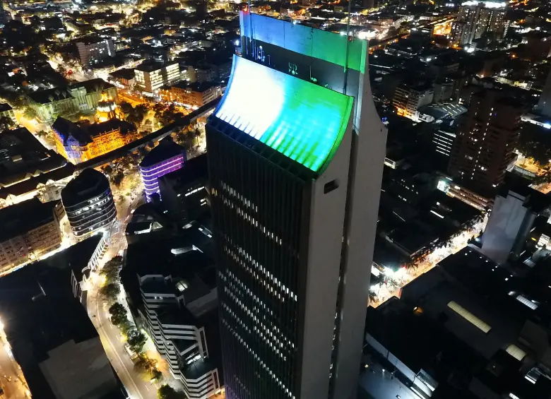 Otra vista del edificio Coltejer con las luces del homenaje. FOTO: Cortesía