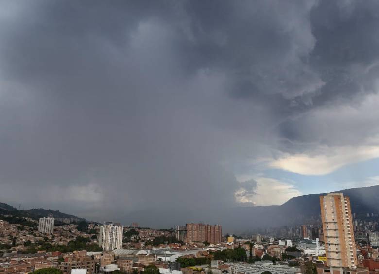 Imágenes del aguacero que cae este lunes 5 de octubre en la ciudad. FOTO Juan Antonio Sánchez