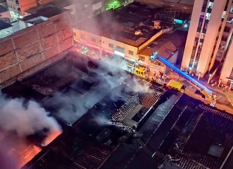 El lugar del incendio está muy cerca de un edificio residencial. FOTO: CORTESÍA WILBER RICO