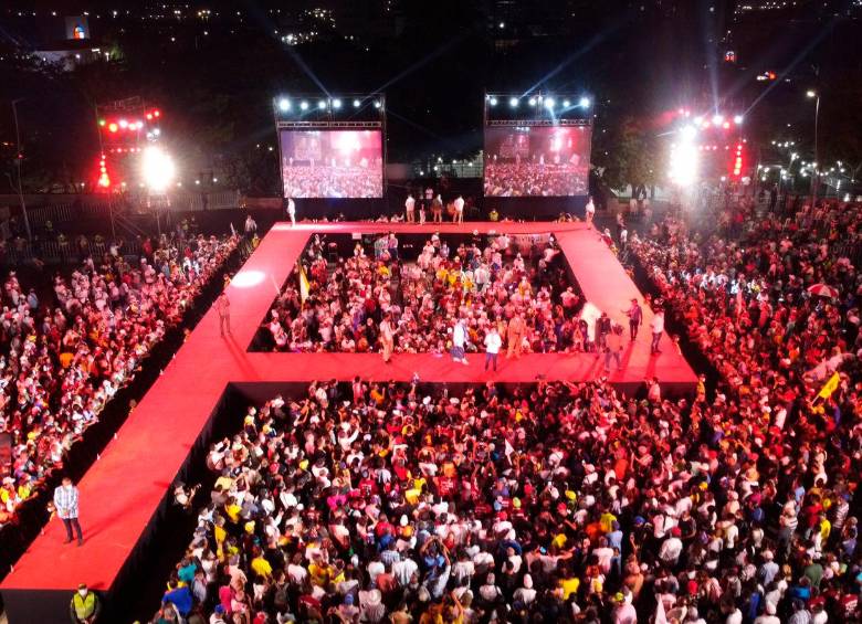 El 10 de septiembre, Gustavo Petro presentó las bases del Pacto Histórico en la Plaza de la Paz en Barranquilla. El 25 de septiembre habrá luces sobre sus listas al Congreso. FOTO COLPRENSA