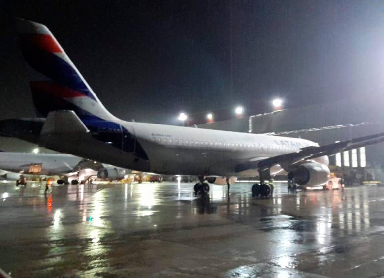 El A320 de Latam logró ser remolcado pasadas las 4 de la madrugada de este miércoles. FOTO: CORTESÍA