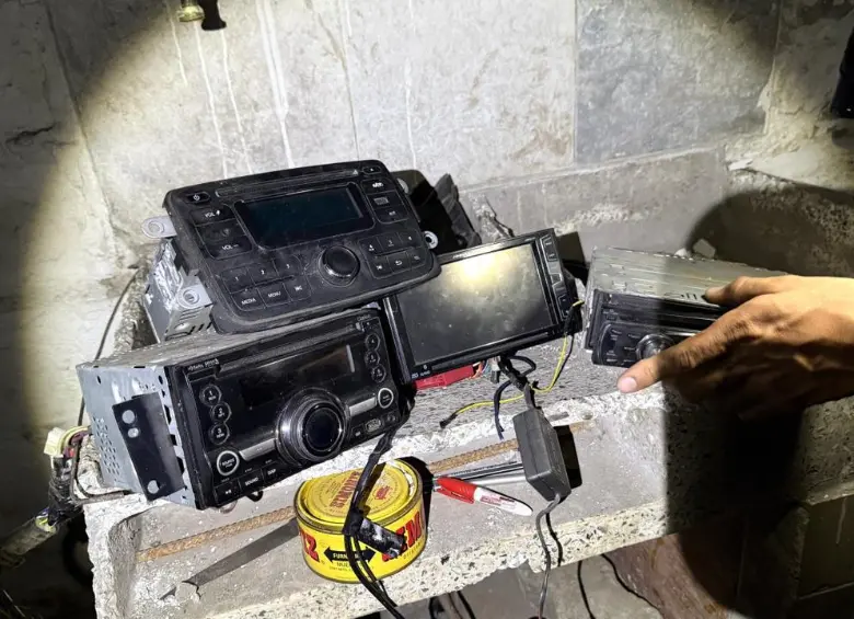 Estas fueron algunas de las autopartes que encontraron en medio del operativo en este local en el barrio Prado, en el centro de Medellín. FOTO: CORTESÍA SECRETARÍA DE SEGURIDAD DE MEDELLÍN