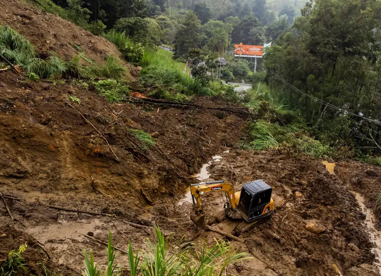 El alcalde Gutiérrez aseguró que si el clima lo permite podrían rehabilitar la vía este viernes 9 de mayo. FOTO: MANUEL SALDARRIAGA