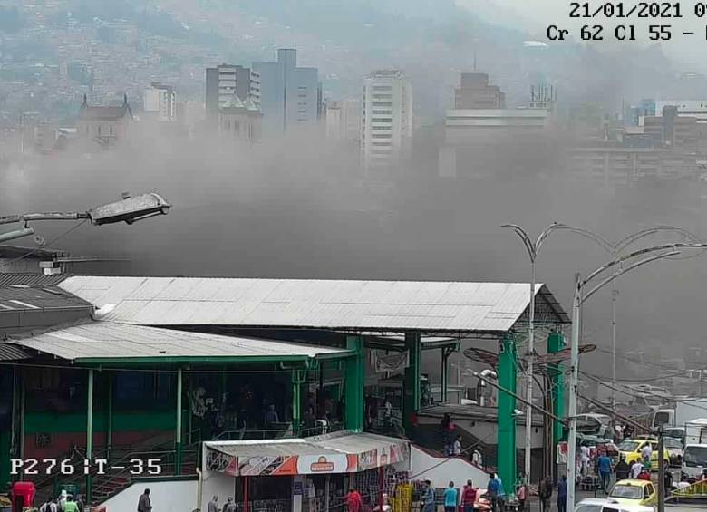 La nube de humo que salía de las instalaciones de la plaza Minorista fue notable, por lo que hubo gran alarma al interior y exterior del lugar. Dos personas resultaron heridas levemente. FOTOS CORTESÍA GUARDIANES DE ANTIOQUIA