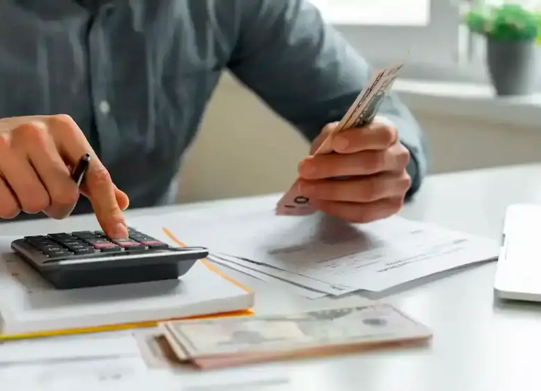 Persona haciendo su cálculo de cuánto le deberá llegar de prima de servicios. FOTO: GETTY