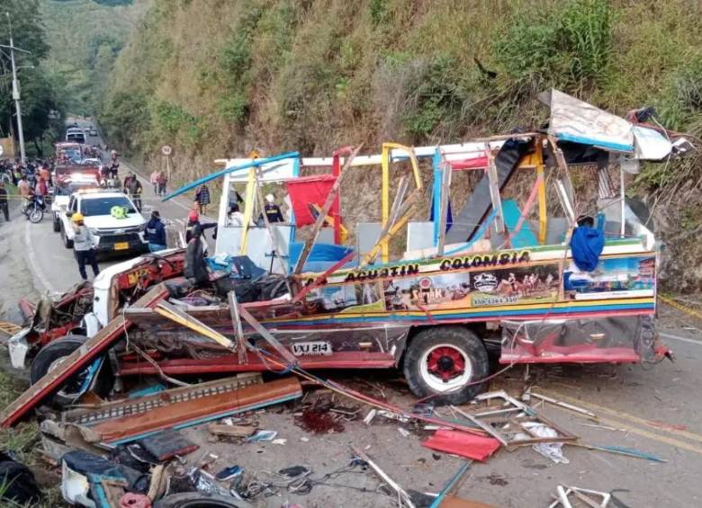 Una chiva de transporte público quedó destrozada tras perder los frenos y estrellarse en la vía San Agustín-Pitalito, Huila, dejando un saldo trágico de seis muertos y varios heridos. FOTO: Seccional de tránsito en el Huila