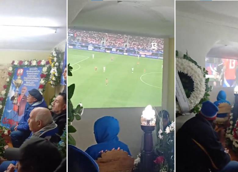 Amigos y familiares viendo un partido de fútbol al lado de un ataúd. Foto: captura de pantalla 