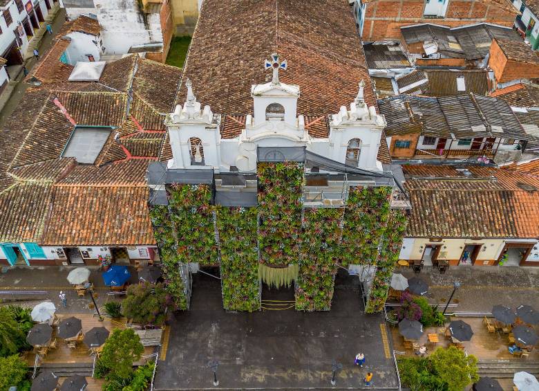 Un muro de 2.500 bromelias adornan actualmente el templo de Nuestra Señora del Rosario en El Retiro. FOTO Camilo Suárez. 