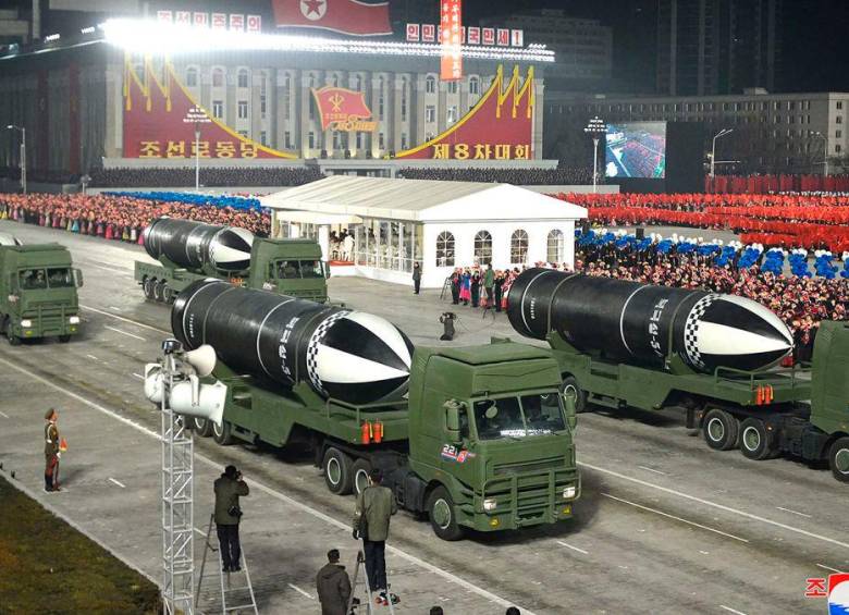 Los misiles estaban pintados de negro y verde y fueron supervisados por Kim Jong-un FOTO: Agencia Central de Noticias de Corea del Norte. 