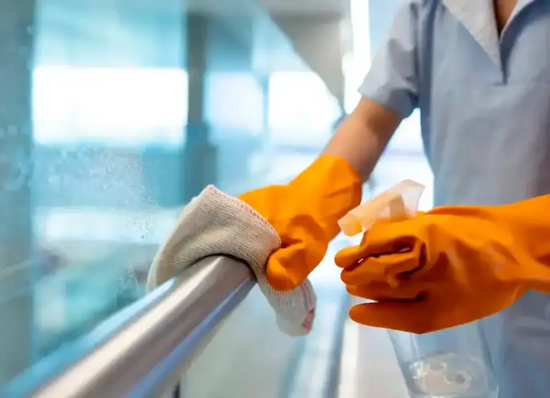 Apoyar en funciones de aseo dentro de las oficinas es una de las funciones del personal de aseo. FOTO: GETTY