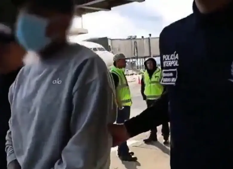 La Dijín hizo efectivas las entregas a autoridades judiciales de Estados Unidos, Panamá, Italia, España y Reino Unido. Entre los casos está el de un odontólogo señalado de usar su profesión para ocultar actividades de narcotráfico. FOTO: CAPTURA DE PANTALLA.