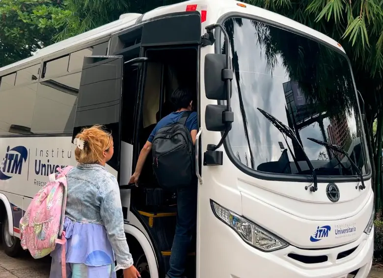 Este es uno de los tres buses eléctricos hechos en Medellín que fueron incorporados a la flota de vehículos del ITM. FOTO: Cortesía Alcaldía de Medellín