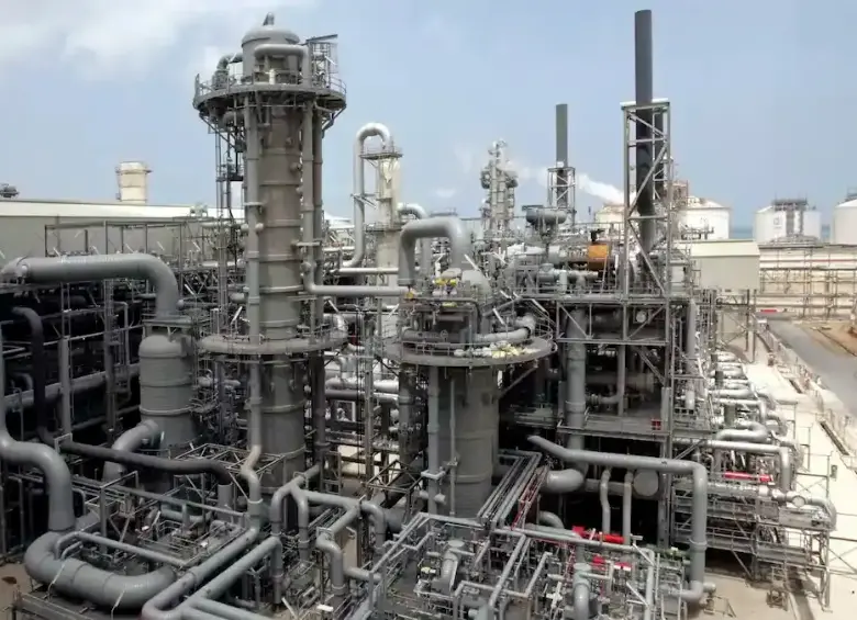 Instalaciones de GNL en Qatar, uno de los principales exportadores mundiales, en el centro de la tensión energética global. FOTO: CORTESÍA