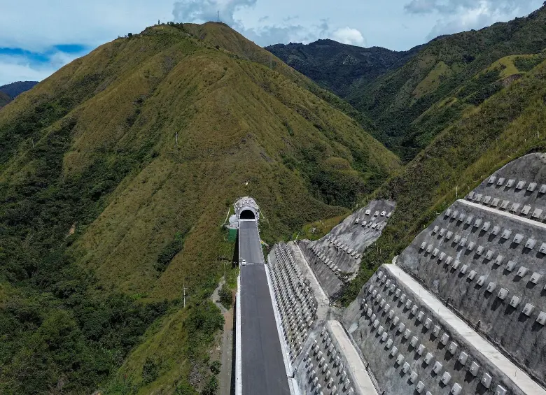 Construcciones El Cóndor recibió una adición contractual por $24.975 millones para garantizar la continuidad de las obras de acceso al Túnel del Toyo en Antioquia. FOTO Manuel Saldarriaga