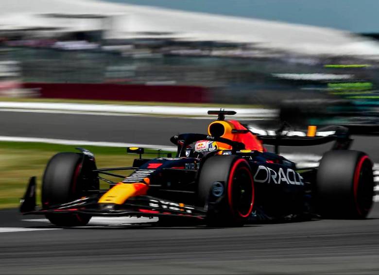 Max Verstappen es el líder de la Fórmula-1 con una ventaja de 81 puntos. FOTO TWITTER @FanaticsFerrari