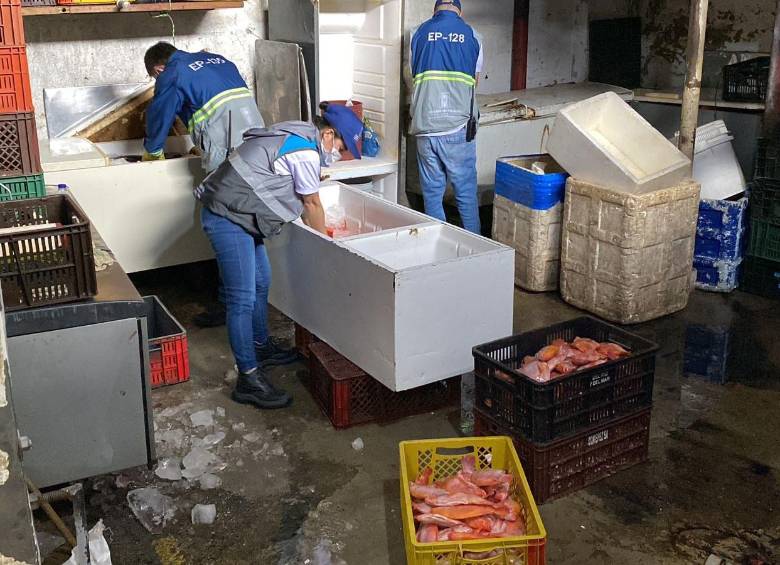 Los productos estaban almacenados en neveras no adecuadas para mantener la cadena de frío. FOTO: Alcaldía de Medellín