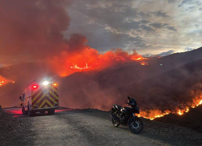 Incendio en Yumbo sigue activo; así avanza el fuego en Cerro Gordo. Foto: X @Rodrigo_Lara_