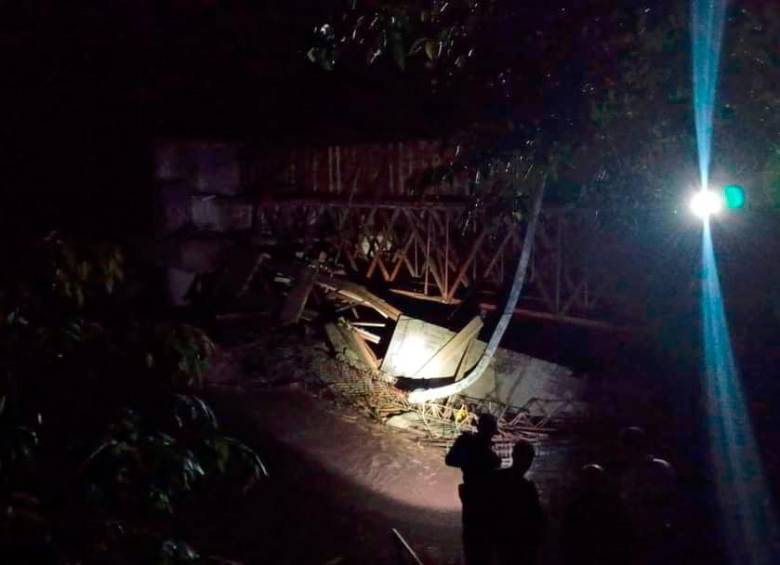 Un puente al sur del Huila se cayó en pleno proceso de construcción. Foto: Tomada de Twitter de @H75Harry. 