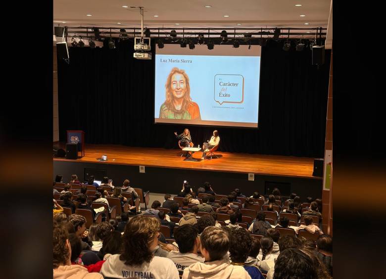 Conversatorio en The Colombus School sobre el éxito y el ejercicio del periodismo. Foto: Redes Sociales