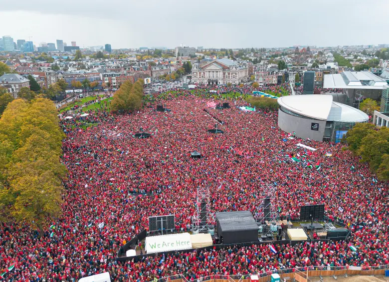 Los manifestantes marcharon varias horas por las calles de Amsterdam pese a la lluvia intermitente que cayó en la ciudad ese 5 de octubre. FOTO: GETTY