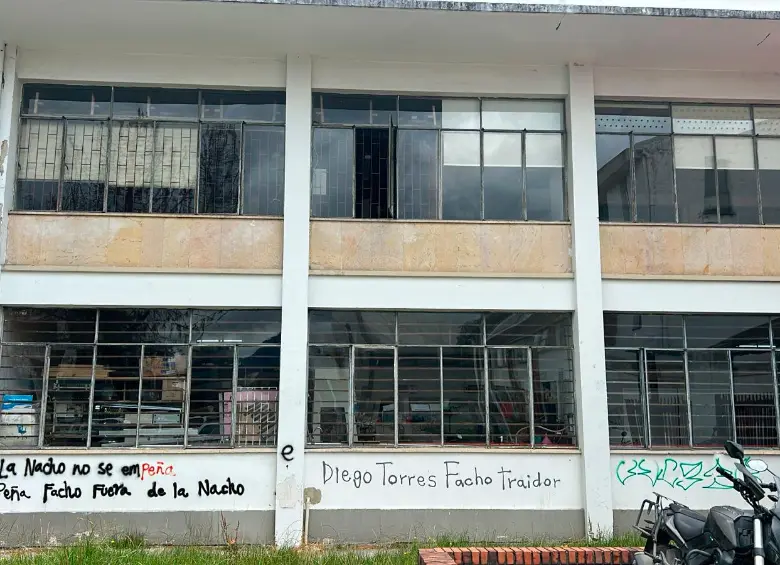 Foto de los grafitis contra José Ismael Peña y Diego Torres en el edificio de Matemáticas, Física y Estadística de la Universidad Nacional. FOTO cortesía