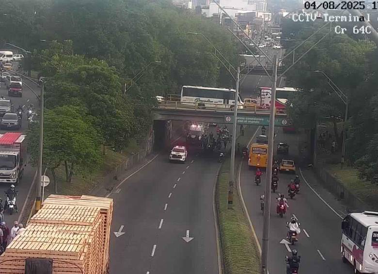El accidente ocurrió en inmediaciones del deprimido de la Terminal de Transportes del Norte. FOTO: Cortesía Secretaría de Movilidad