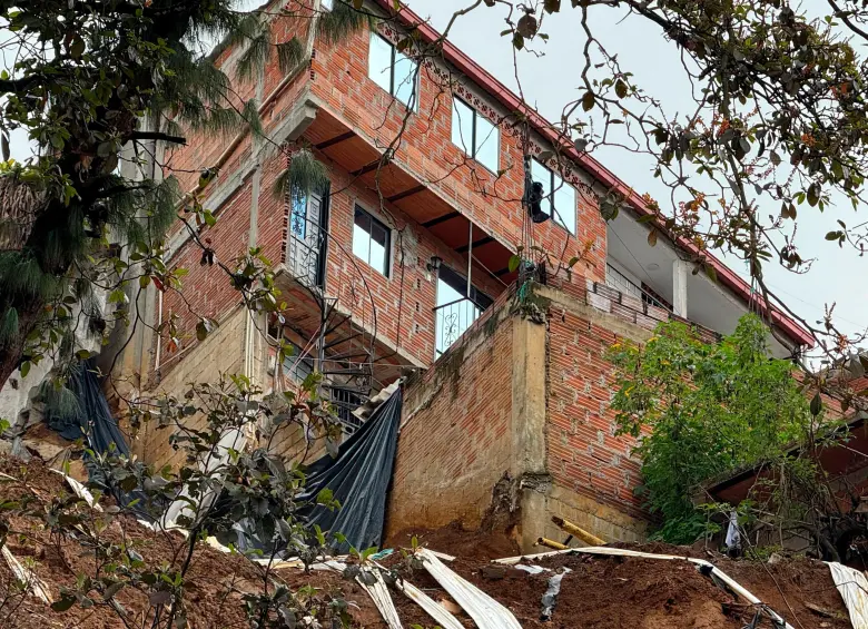 La orden de demolición de las viviendas en Villatina fue dada por considerar que representan riesgo. FOTO ALCALDÍA