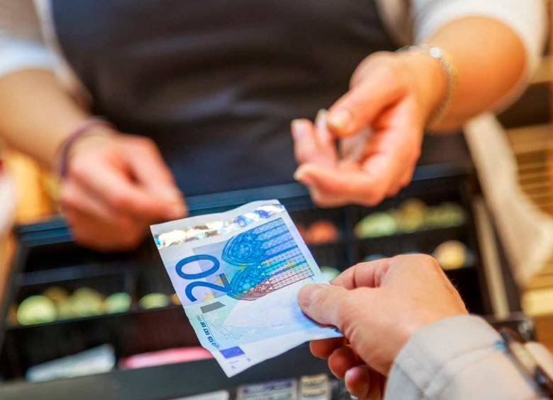 Expertos creen que el Banco Central Europeo (BCE) subirá las tasas de interés para aliviar el poder adquisitivo. FOTO: GETTY.