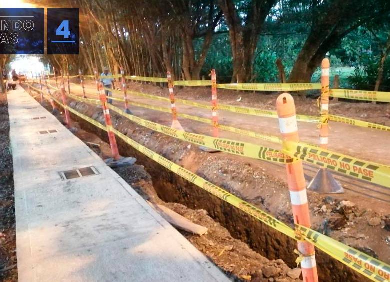 La ejecución por parte de la empresa contratista y la interventoría generaba tropiezos, como la falta de recursos y materiales en el lugar de la obra. Sandra, quien desde el inicio estuvo atenta al proceso, comenzó a llamar la atención del municipio y a denunciar la ineficiencia de las empresas encargadas de la construcción. Pese a esto, cuando llegó el año 2020, junto a la pandemia por el Covid-19, la obra se detuvo por completo. En la foto, el proceso de construcción detenido que afectaba la seguridad de los habitantes.