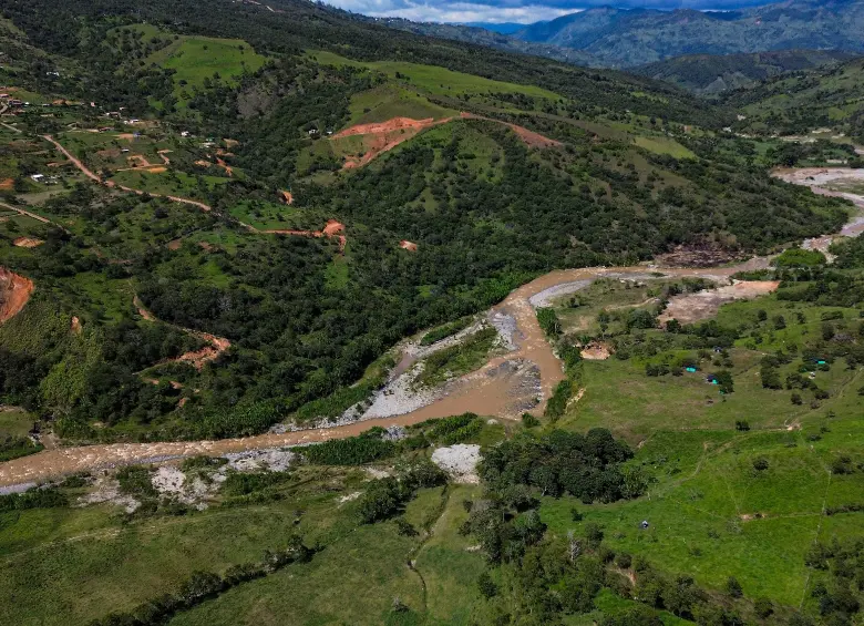 Una vez supera ese tramo, el Nechí vuelve a salir con fuerza. Cauce abajo lo espera su infortunio: la minería. FOTO manuel saldarriaga