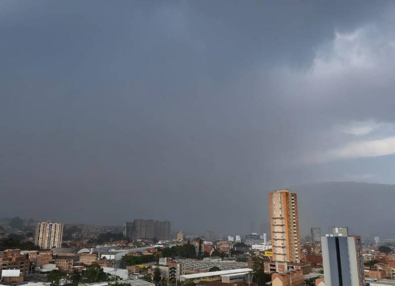 Panorámica del aguacero desde Itagüí. FOTO: Juan Antonio Sánchez