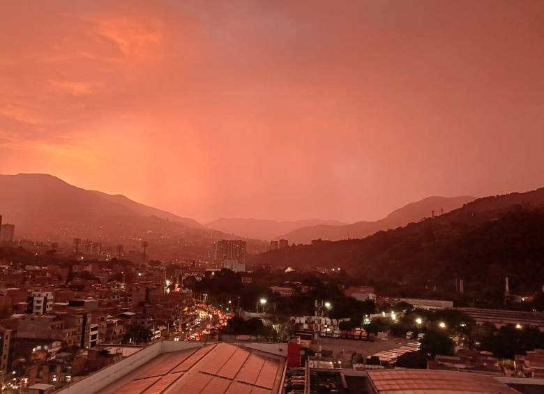 Así fue el atardecer en el Valle de Aburrá este miércoles, 12 de febrero de 2025. FOTO: Juan Antonio Sánchez