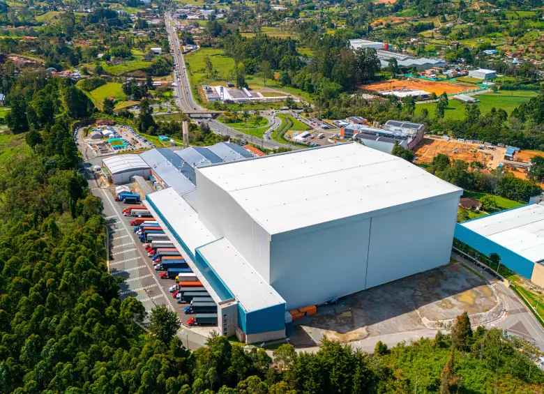 Arriba, panorámica del centro de distribución de Essity en Rionegro. Abajo, aspecto del traslado automático de los productos. FOTOS cortesía Essity