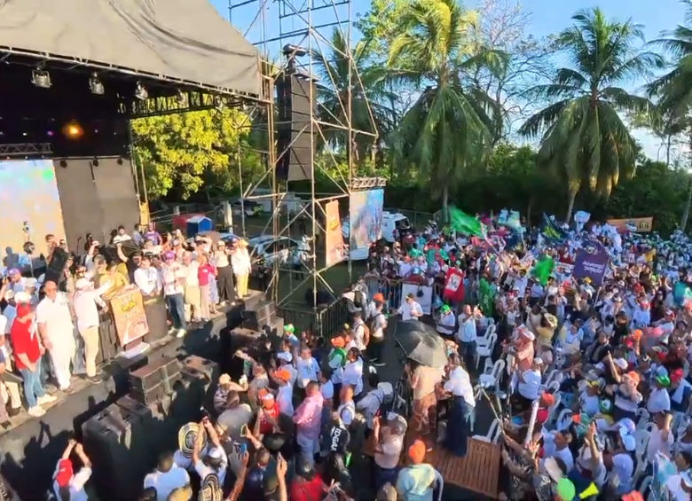 Cepeda en tarima, a cielo abierto, en Montería, Córdoba, pese a prohibición de ley antes de elecciones el 31 de mayo. Foto: tomada de video
