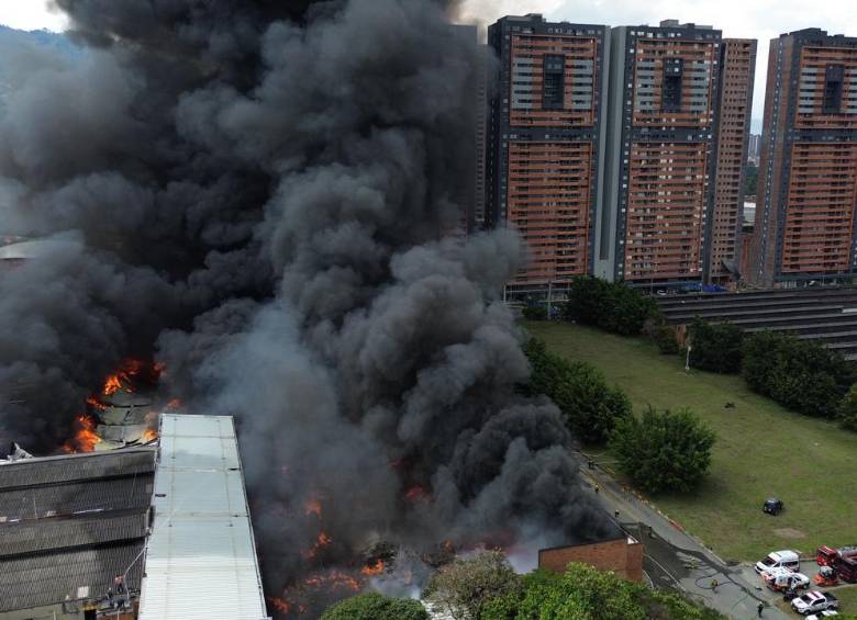 Aspecto de la bodega incendiada en Itagüí durante el mediodía del pasado lunes 27 de abril. FOTO: Manuel Saldarriaga