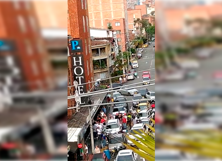 El intercambio de disparos se produjo en un hotel ubicado al frente de la iglesia San Joaquín, durante la tarde de este sábado. FOTO: CORTESÍA DENUNCIAS ANTIOQUIA