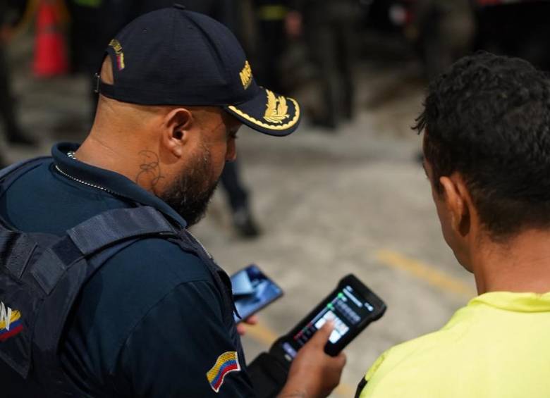 Bitmap es una tecnología de cotejo biométrico que permite a las autoridades identificar en retenes y controles a extranjeros con procesos judiciales, alertas migratorias o circulares de Interpol. FOTO AFP y CORTESÍA