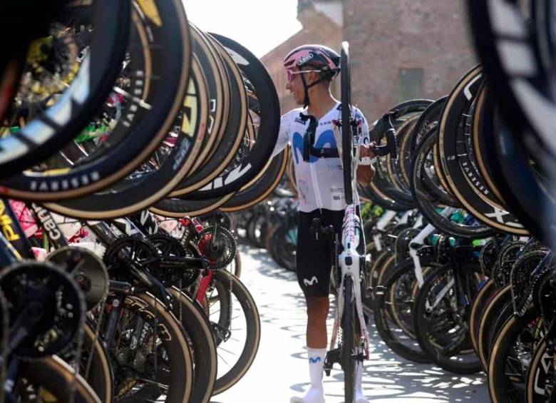El ciclista colombiano recorriendo el pasillo que le hicieron los ciclistas del Giro de Emilia, en la que fue su última competencia como profesional. FOTO CORTESÍA MOVISTAR TEAM