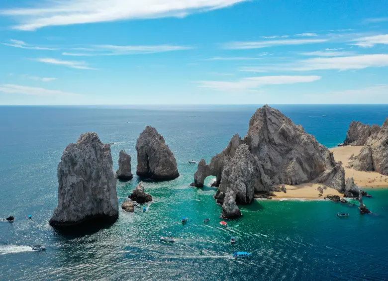Impresionante formación rocosa en la que se encuentran las aguas del mar del Cortés y el océano Pacífico