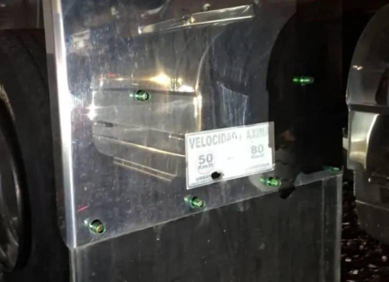 El camión que transportaba ayudas humanitarias hacia el Chocó recibió cuatro impactos de arma de fuego en zona rural de Ciudad Bolívar, Antioquia. La mercancía no resultó afectada y no hubo personas heridas. FOTO: Redes sociales. 