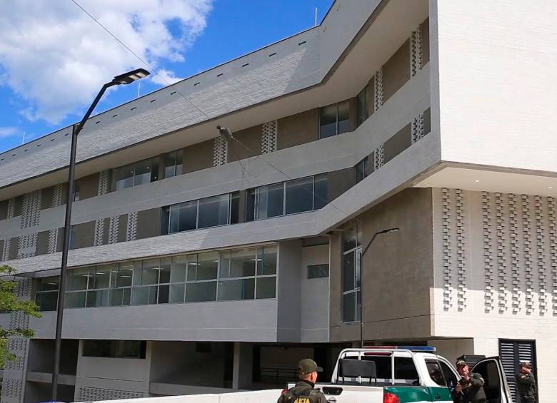 Esta es la nueva estación de Policía del Distrito de Santa Fe de Antioquia, la cual fue inaugurada el 3 de agosto y a la fecha no ha sido ocupada oficialmente por la Policía Antioquia. FOTO: CORTESÍA TELEREGIÓN