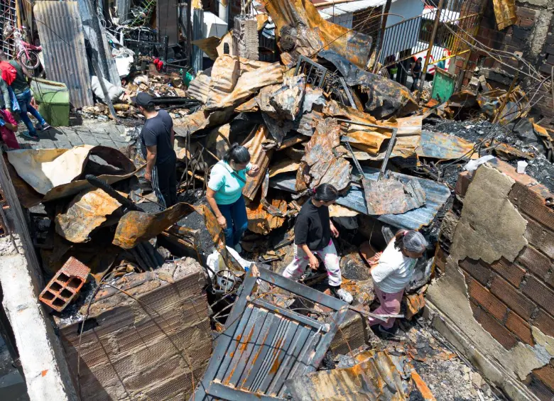 Así quedaron las viviendas, muchas de ellas de dos y tres plantas, que resultaron afectadas por el incendio registrado sobre las 8:30 p.m. del pasado domingo. FOTO: MANUEL SALDARRIAGA