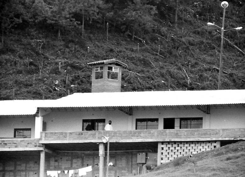 El 19 de junio de 1991, Escobar se somete a la justicia colombiana y queda recluido en la cárcel La Catedral, en Envigado. Lo hizo tras la prohibición de la extradición de colombianos por parte de la Asamblea Nacional Constituyente, que sesionaba en el país en ese momento. Foto: Hernando Vásquez “Hervásquez”.